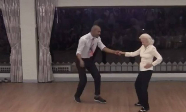 Ενενηντάχρονη γιαγιά χορεύει σαν κοριτσόπουλο κι οι θεατές παθαίνουν πλάκα (vid)