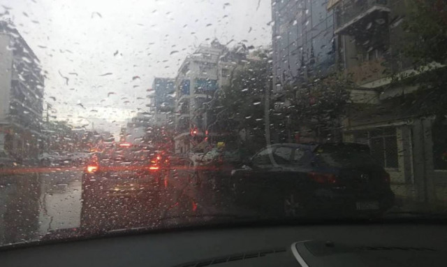 Καιρός ΤΩΡΑ: Πάνω από την Αθήνα η «Νεφέλη» - Βρέχει σε όλη την Αττική