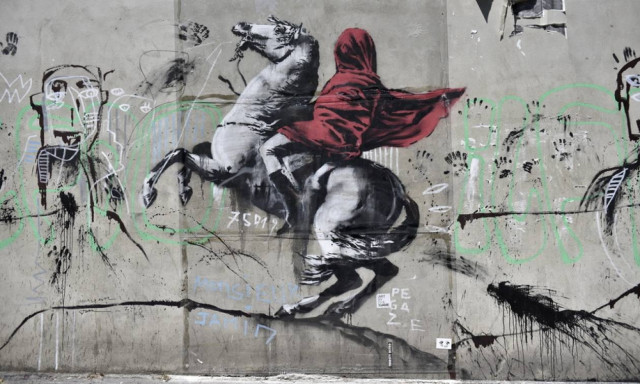 O ανατρεπτικός Banksy «ξαναχτύπησε» και στέλνει καυστικό μήνυμα από το Παρίσι (Pics)