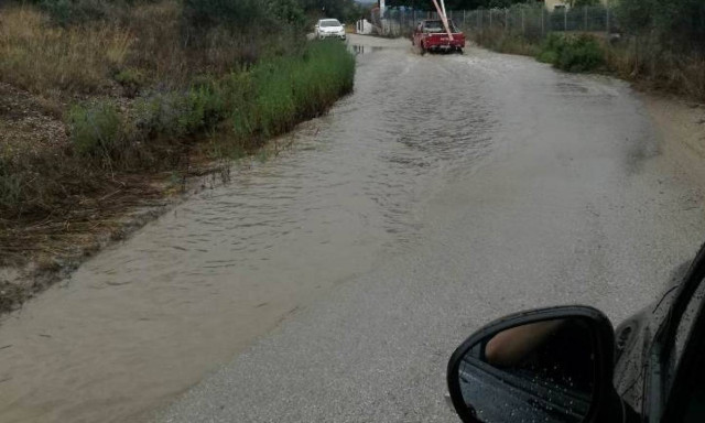 Καιρός: Η «Νεφέλη» πνίγει τη χώρα: Εγκλωβισμοί, πλημμύρες και καταστροφές (pics)