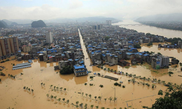 Κίνα: Έξι νεκροί από τις βροχοπτώσεις στην επαρχία Γκουιτζόου - Σπίτια γκρεμίζονται (vids)