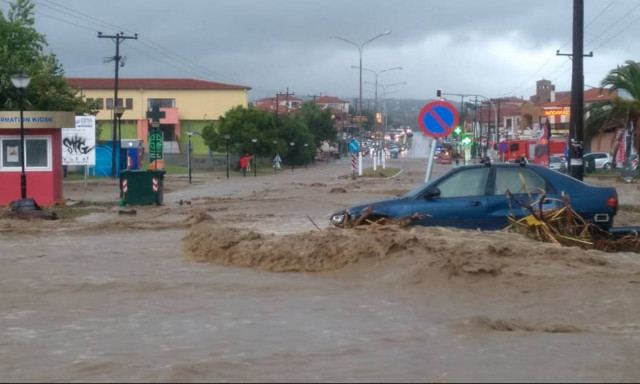 Καιρός: «Βούλιαξαν» σε νερό και λάσπη πολλές περιοχές καθώς η «Νεφέλη» σφυροκοπά τη χώρα (pics&vids)