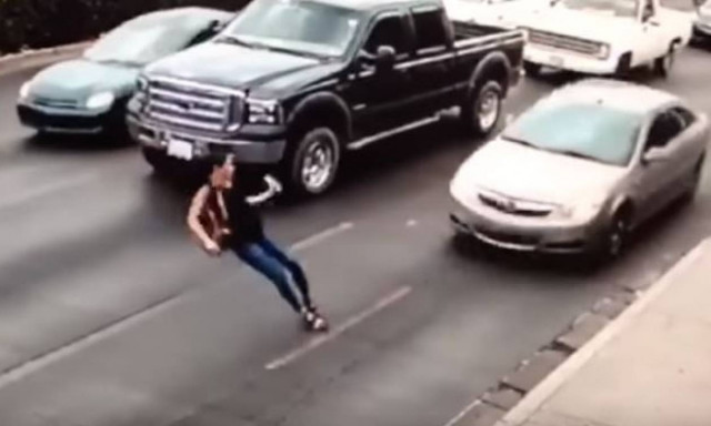 Βίντεο σοκ: Καρέ - καρέ η πτώση γυναίκας στις ρόδες αυτοκίνητου (ΠΡΟΣΟΧΗ - ΣΚΛΗΡΕΣ ΕΙΚΟΝΕΣ)