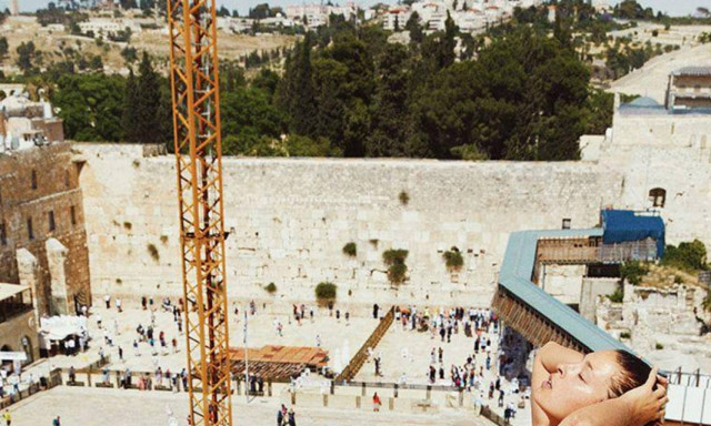 Μοντέλο ποζάρει ολόγυμνο στο Τείχος των Δακρύων και προκαλεί σάλο (pics)