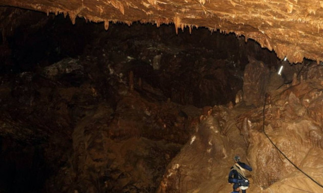 Θρίλερ: Στρατιώτες και δύτες δίνουν μάχη με το χρόνο για να σώσουν τα 12 εγκλωβισμένα παιδιά (vid)