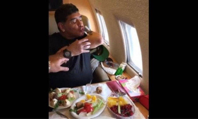 Μουντιάλ: Ο Μαραντόνα… τύφλα πίνει σφηνάκι με το μπράτσο του μέσα στο τζετ! (video)