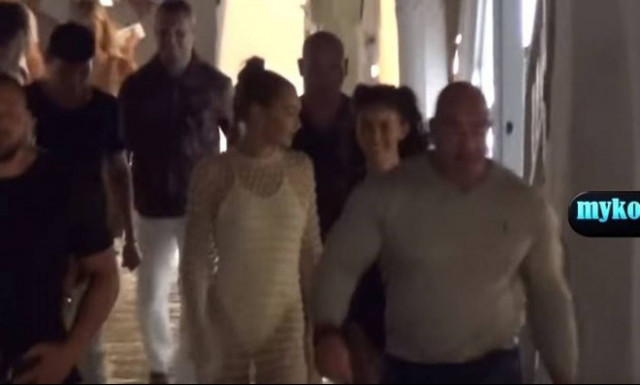 Η Gigi Hadid έβαλε φωτιές στη Μύκονο: Η άσεμνη χειρονομία στην κάμερα που προκάλεσε (vid)