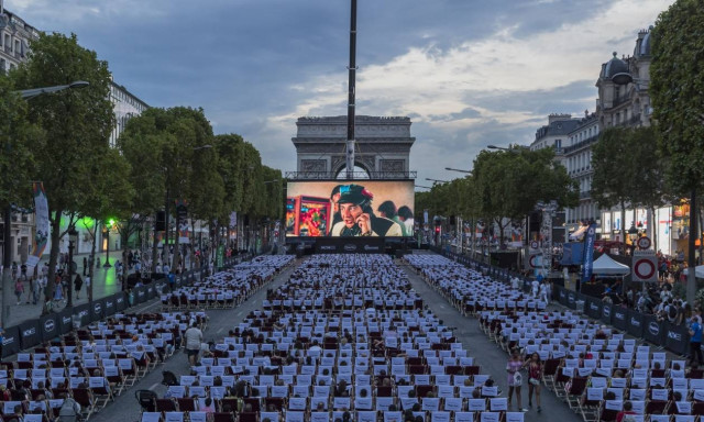 Εντυπωσιακό! Αυτό είναι το μεγαλύτερο θερινό σινεμά στην Ευρώπη (Vids)