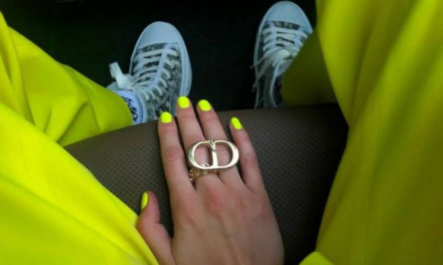 Αν είσαι έτοιμη για ένα neon μανικιούρ, τότε κάν’το όπως η Gigi Hadid