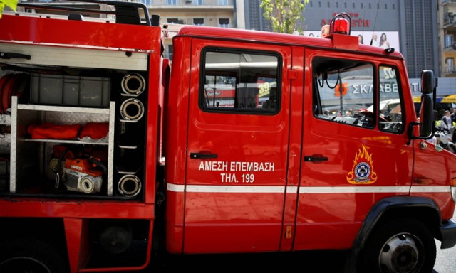 Φωτιά σε κτήριο στο κέντρο της Αθήνας (vid)