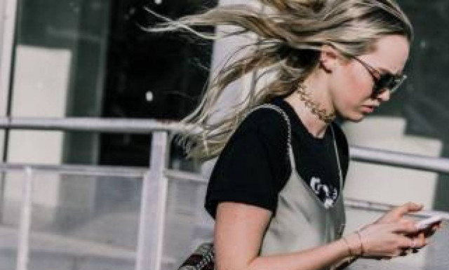 Οι 10 λόγοι για να αποκτήσεις ένα satin, maxi φόρεμα