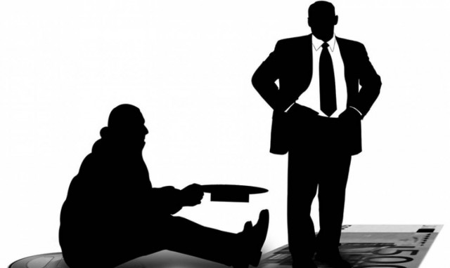 Επιβεβαιώθηκε και επιστημονικά: Οι πλούσιοι είναι πιο «σφιχτοί» από τους μη προνομιούχους