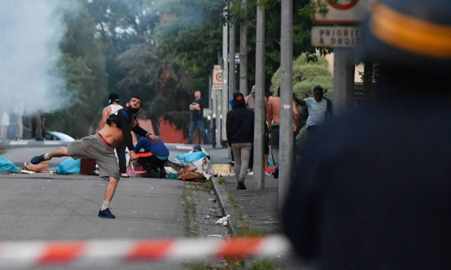 Γαλλία: Προφυλακίστηκε ο αστυνομικός που κατηγορείται ότι σκότωσε έναν 22χρονο στη Νάντη (pics+vid)