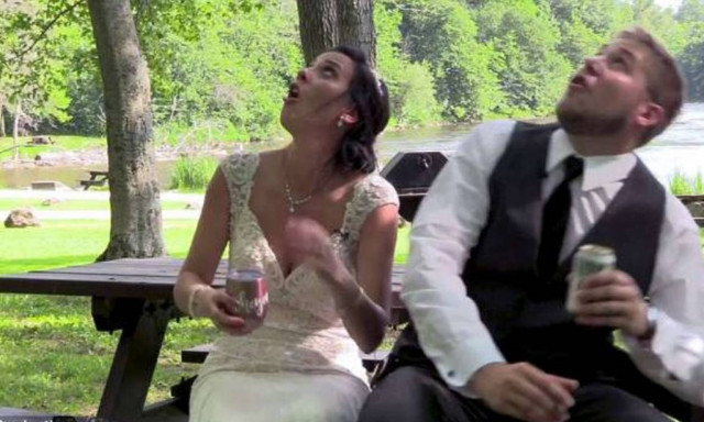 Τρόμος: Νεόνυμφοι μιλούν για τον έρωτα τους, όταν ένα τεράστιο κλαδί πέφτει πάνω τους (vid)