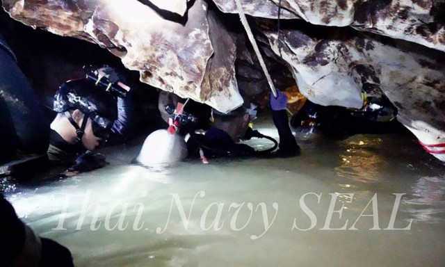 Θρίλερ στην Ταϊλάνδη με τη διάσωση των παιδιών από το τραγικό λάθος των εθελοντών (vid)