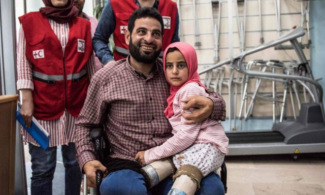 Συγκλονιστικό: 8χρονη από τη Συρία πέταξε τα κονσερβοκούτια και έκανε τα πρώτα της βήματα (vid+pics)