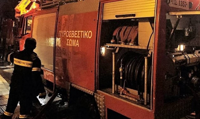 Φωτιά σε κατάστημα επίπλων στους Αμπελόκηπους Θεσσαλονίκης (pics&vid)