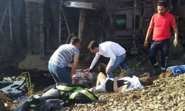 Εκτροχιασμός τρένου στην Τουρκία: Η σιδηροδρομική γραμμή βάφτηκε με αίμα – 100 ασθενοφόρα στο σημείο