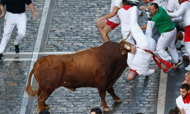 «Μάτωσε» ξανά η Παμπλόνα: Πέντε τραυματίες από επίθεση ταύρου