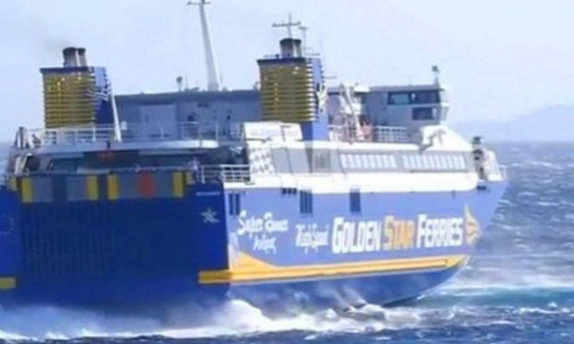 Μάγκας καπετάνιος δένει καράβι στο λιμάνι της Τήνου με ριπές ανέμου 9 μποφόρ (video)