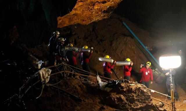 Δραματικές στιγμές στην Ταϊλάνδη: Η βροχή καθυστερεί την επιχείρηση – Μέσα στο σπήλαιο οι δύτες