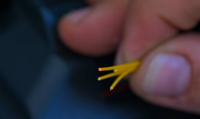 Η COSMOTE φέρνει στην πρίζα του σπιτιού την οπτική ίνα