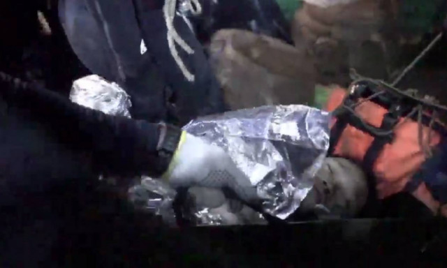 Ταϊλάνδη: Η συγκλονιστική στιγμή που βγάζουν ναρκωμένα τα παιδιά από το σπήλαιο