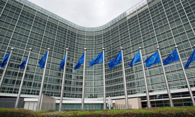 Τι απαντά η Κομισιόν για τις δηλώσεις Χαν περί «αλλαγής συνόρων Ελλάδας – Αλβανίας»