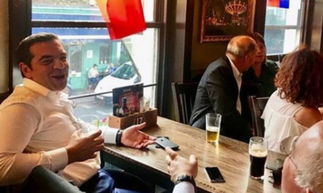 Ο Τσίπρας βλέπει χαλαρός Μουντιάλ σε παμπ του Λονδίνου (pic)