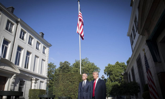 Ο Τραμπ βοηθά τις φτωχές χώρες του ΝΑΤΟ να αγοράσουν αμερικανικά όπλα - Πώς χαρακτήρισε τον Πούτιν