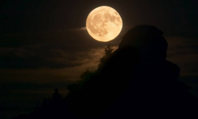 Πρακτορείο προσφέρει πακέτο για πρόταση γάμου γύρω από τη Σελήνη - Πόσο κοστίζει