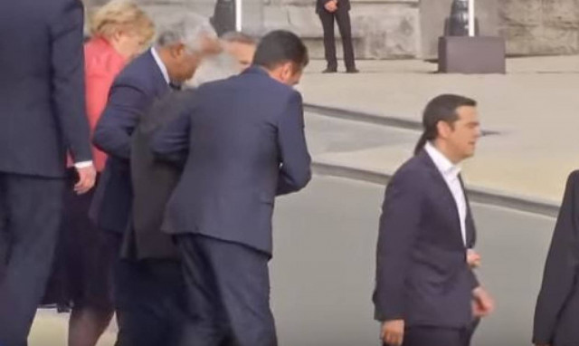 Υποβασταζόμενος ο Γιούνκερ στη Σύνοδο του ΝΑΤΟ - Δεν μπορούσε να σταθεί στα πόδια του! (vid)