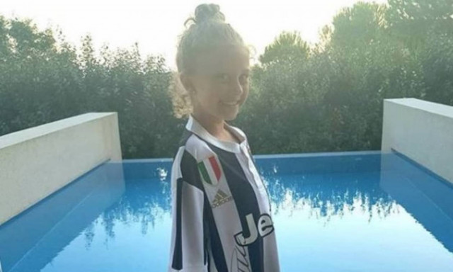 Ο Ρονάλντο υπέγραψε την πρώτη φανέλα της Γιουβέντους στο Costa Navarino (pics)