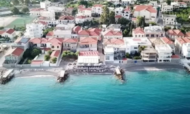 Στο Δερβένι Κορινθίας συμβαίνει κάτι εκπληκτικό: Δεν φαντάζεστε τι υπάρχει μπροστά από κάθε σπίτι!