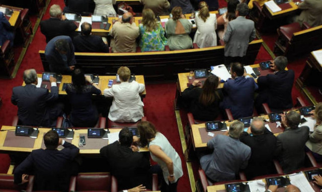 Parliament passes local government reform bill, laws splitting Attica constituencies