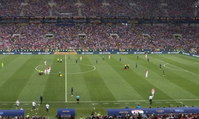 Τελικός Μουντιάλ 2018: Εισβολή φιλάθλων στον αγωνιστικό χώρο (video)