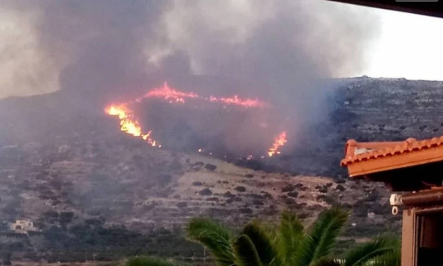 Συναγερμός στην Κρήτη: Μεγάλες πυρκαγιές στα Φαλάσαρνα και στο Αρολίθι