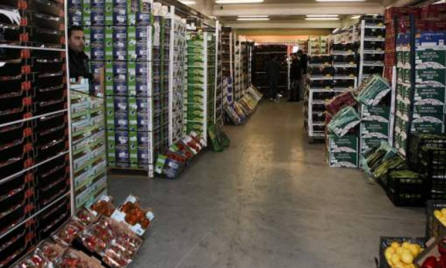 Δέσμευση φρούτων σε επιχείρηση του Πειραιά