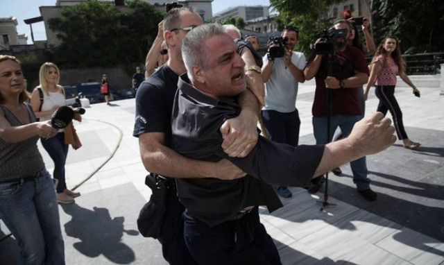 Νέα ένταση στη δίκη της Δώρας Ζέμπερη - «Θα σε σκοτώσω μέσα στη φυλακή! Αλήτη, φονιά!» (pics-vid)