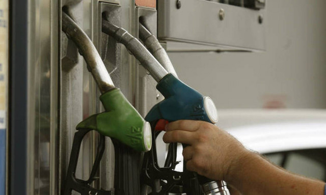 Τα 5+1 σημάδια πως σας έβαλαν νοθευμένη βενζίνη στο αυτοκίνητο