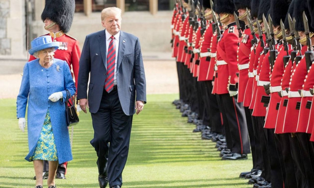 Θεωρίες συνομωσίας: Έστελνε η βασίλισσα Ελισάβετ κρυφά μηνύματα για τον Τραμπ; (Vid)