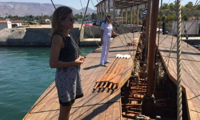 Απίστευτο ατύχημα για την Ευγενία Μανωλίδου: Έπεσε στη θάλασσα από τριήρη!