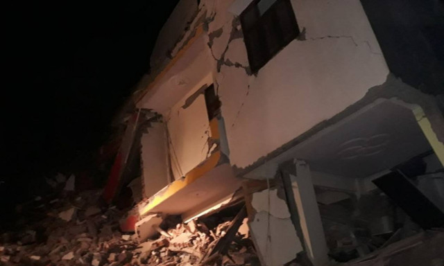 Ινδία: Εξαώροφη πολυκατοικία κατέρρευσε κοντά στο Νέο Δελχί (vids)