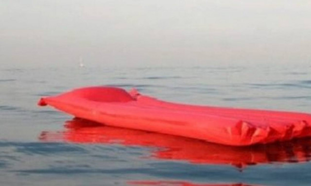 Θεσσαλονίκη: Απρόσεκτοι τουρίστες παρασύρθηκαν με το φουσκωτό στρώμα από τον αέρα