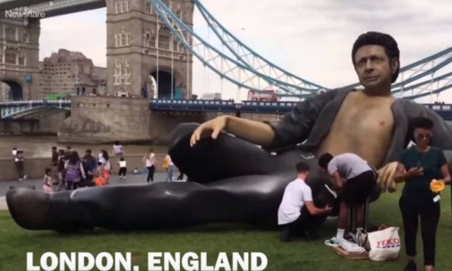 Με ένα γιγάντιο... σέξι άγαλμα του Τζεφ Γκόλντμπλουμ γιόρτασαν τα 25α γενέθλια του Jurassic Park!