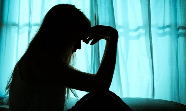 Η απόλυτη φρίκη: Τη βίασαν ομαδικά 10 συμμαθητές της και την παράτησαν λιπόθυμη σε χωράφι