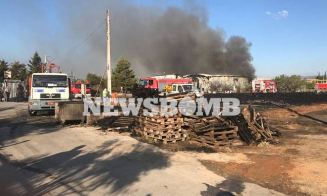 Φωτιά Αχαρνές: Υπό έλεγχο η πυρκαγιά σε αποθήκη - Αποκλειστικές εικόνες του Newsbomb.gr