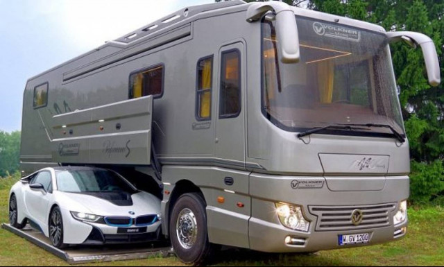 Απίστευτο πολυτελές τροχόσπιτο διαθέτει και… γκαράζ!