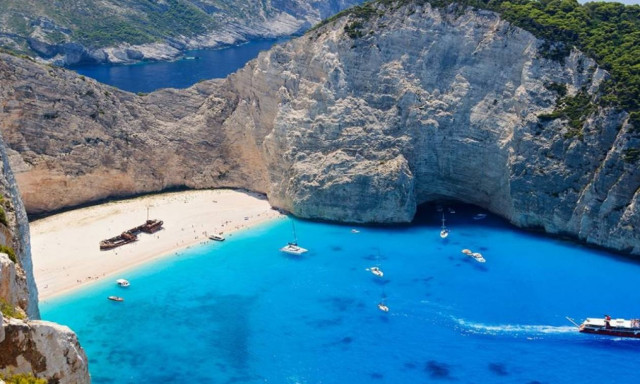 «Βόμβα» στη Ζάκυνθο: Γιατί παίρνουν πίσω όλες τις γαλάζιες σημαίες από τις παραλίες;