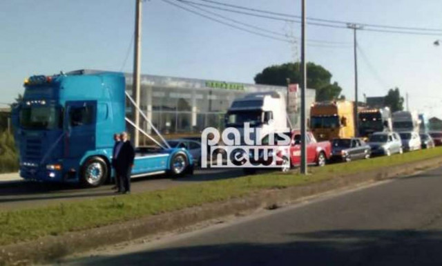 Αυτός είναι γάμος! Γαμπρός στην Αμαλιάδα πήγε στην εκκλησία με έξι νταλίκες (Vids)